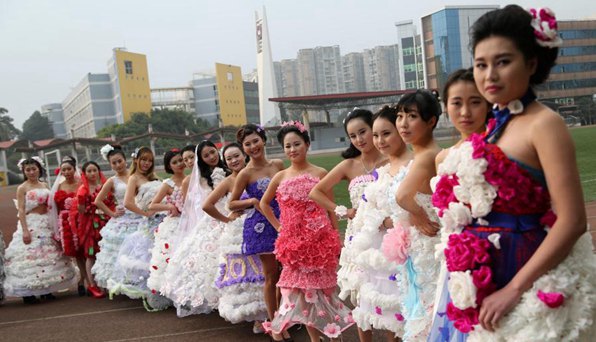 高校最美期末考 廢紙“變”婚紗