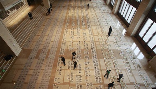 高考美術(shù)閱卷現(xiàn)場(chǎng)曝光 近3萬(wàn)畫作鋪滿大廳