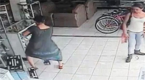 哥斯達(dá)黎加女賊竟將所偷電視藏在裙底帶走