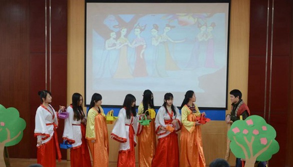 高校奇葩期末考試 學(xué)生演話劇定成績(jī)