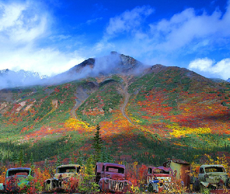 廢棄卡車銹色五彩斑斕 融入自然美景