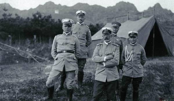 德占青島時(shí)期老照片：亨利王子與德國(guó)軍官