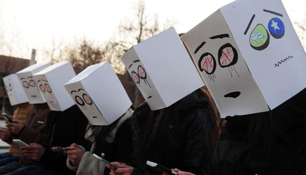 山東大學(xué)生行為藝術(shù)拒絕“手機(jī)依賴”