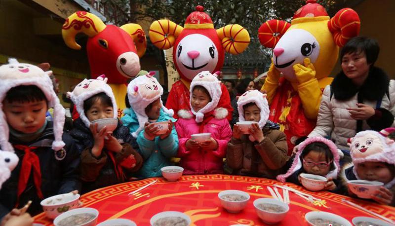 寺廟派發(fā)臘八粥 “喜氣羊羊”迎新年