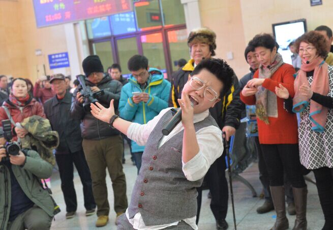 歌聲進車站 溫暖回鄉(xiāng)路