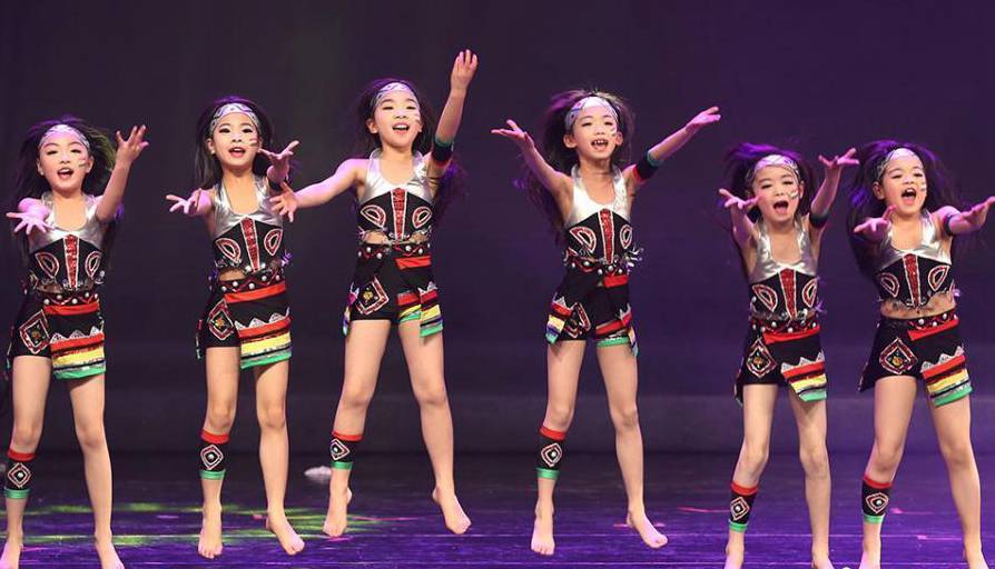 小學(xué)生“快樂(lè)啟航”春晚迎羊年