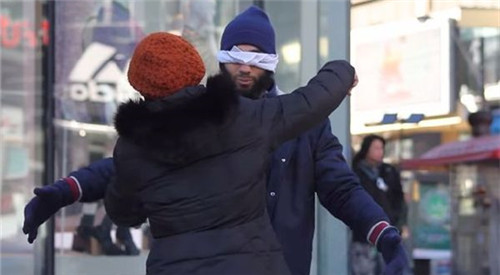 信任體驗(yàn):蒙眼男子當(dāng)街求擁抱 信任體驗(yàn):蒙眼男子當(dāng)街求擁抱