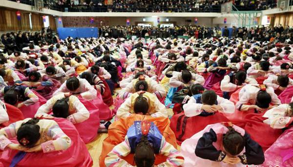 韓國(guó)高中女生穿傳統(tǒng)服裝參加成年禮