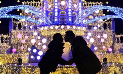 甜蜜情人節(jié) 浪漫情侶教你秀恩愛