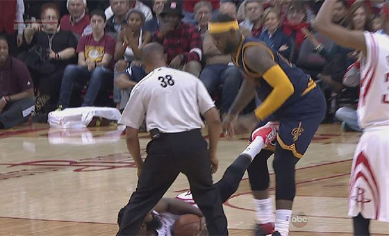 輸球又丟人 詹姆斯11罰3中慘遭哈登腳踢下體