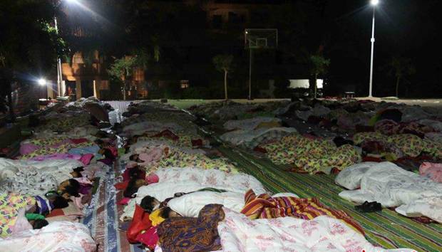 云南地震震區(qū)學(xué)生露宿操場(chǎng)