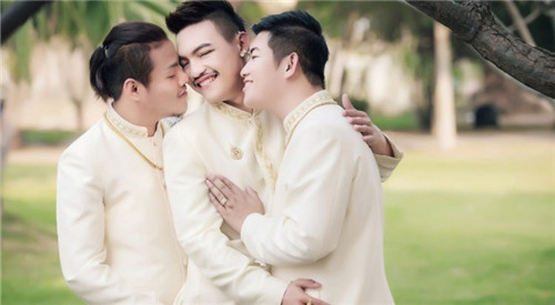 泰國(guó)三男同性戀情人節(jié)辦婚禮 成全球首例