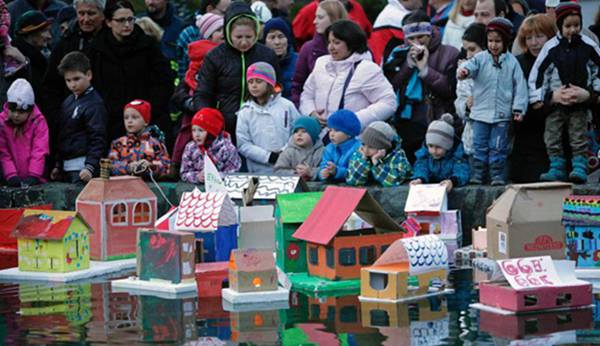 斯洛文尼亞兒童放紙房子河燈慶祝春季到來(lái)