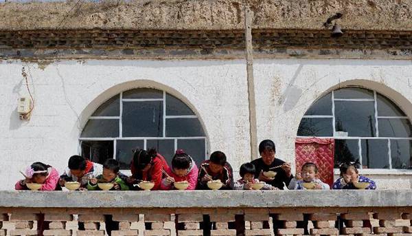 實(shí)拍堅(jiān)守在黃土高原深處的鄉(xiāng)村女教師