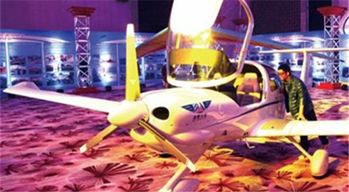 青島小伙美國考出飛機駕照 回國開空中巴士