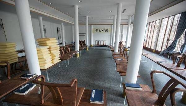 馬云湖畔大學(xué)開(kāi)課 汪小菲等學(xué)員照片上墻