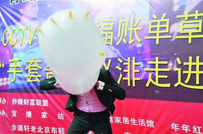 青島手套哥上央視 用鼻孔吹爆橡膠手套 青島手套哥上央視 用鼻孔吹爆橡膠手套
