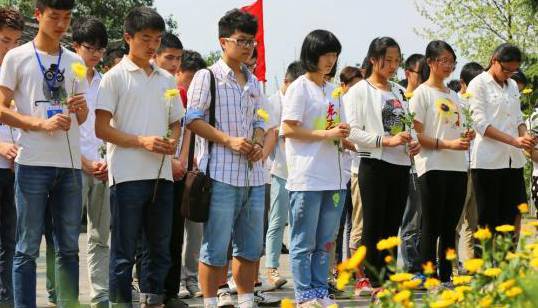 大學(xué)生祭奠抗戰(zhàn)英烈
