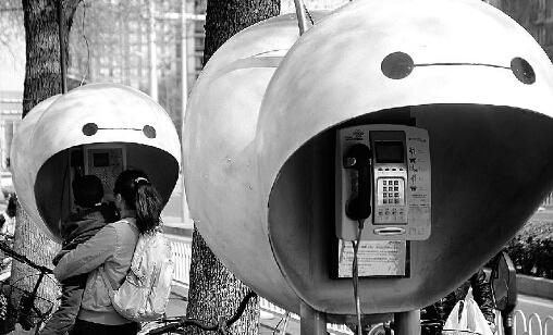 北京30個(gè)電話亭被涂鴉成“大白”