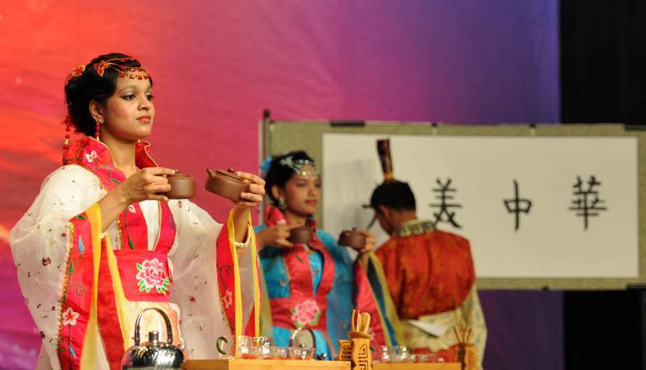 百余位外籍師生展中華“文藝范兒”