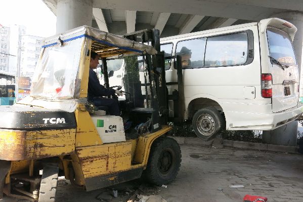 立交橋下10輛“僵尸車”被清理