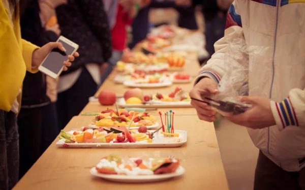 中石大舉辦藝術(shù)節(jié)水果拼盤(pán)大賽