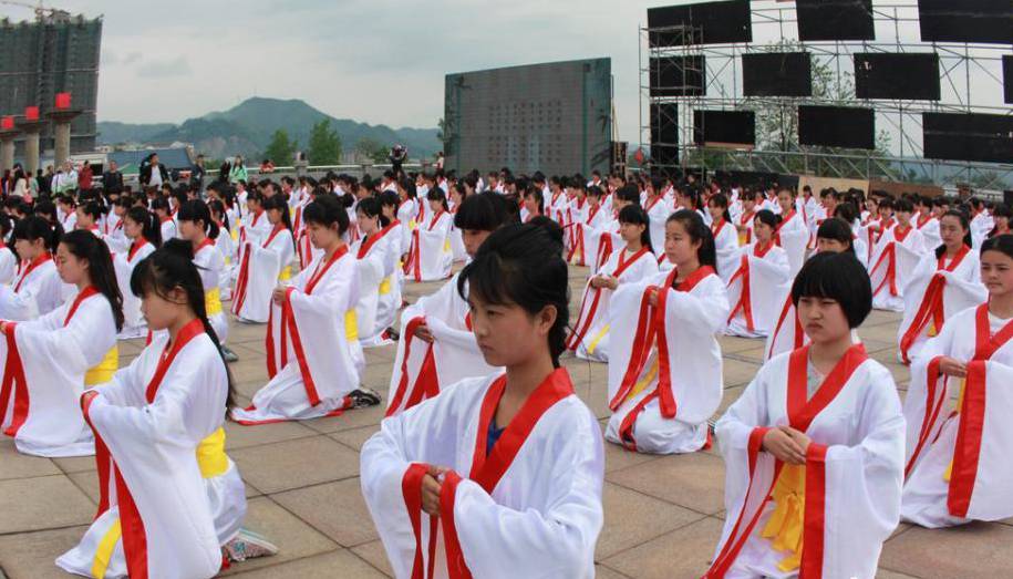 上巳節(jié)千名少女穿漢服參加成人禮