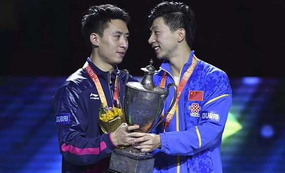 世乒賽男單決賽方博惜敗馬龍 領(lǐng)獎(jiǎng)時(shí)借看冠軍獎(jiǎng)杯