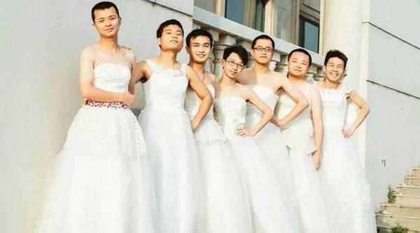 河南一學(xué)校男生集體穿婚紗 拍攝唯美畢業(yè)照