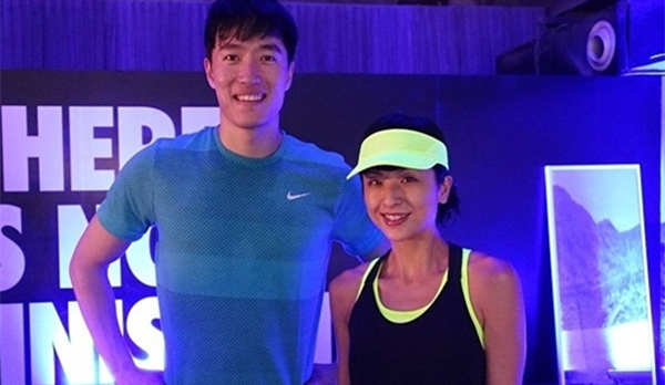 劉翔被傳婚變后首露面 微笑與陳奕迅妻子合影 劉翔被傳婚變后首露面 微笑與陳奕迅妻子合影