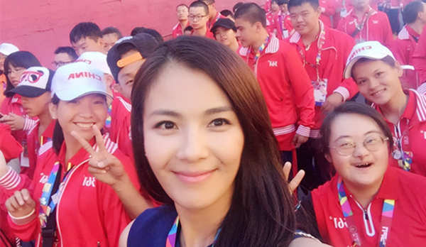 劉濤參加特奧會(huì)開幕式 與中國代表團(tuán)自拍