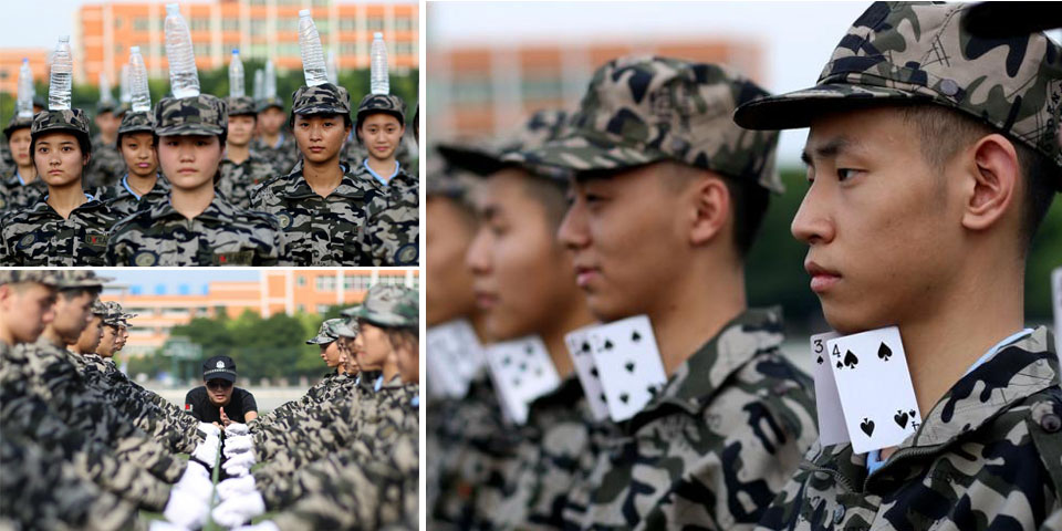 創(chuàng)意“軍訓(xùn)照”流出 領(lǐng)口別牌頭頂水壺