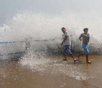 “蘇迪羅”過境青島 游客不懼巨浪觀潮