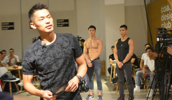 林丹空降猛男真人秀現(xiàn)場(chǎng) 遭選手挑釁PK肌肉