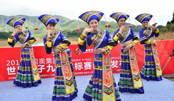 潘曉婷率金花著少數(shù)民族服裝獻(xiàn)曼妙舞姿