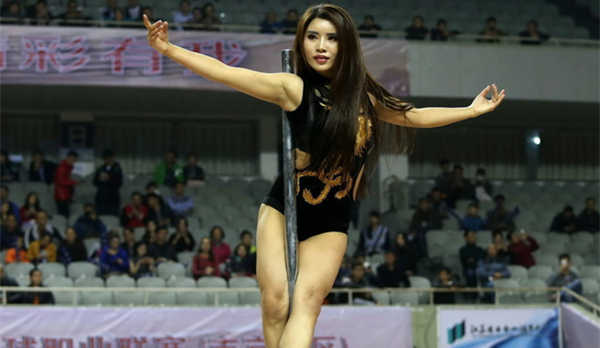 鋼管舞女郎助陣CBA展柔韌身材