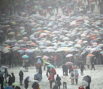 故宮游客爆滿賞雪景 撐傘排長(zhǎng)隊(duì)購(gòu)票