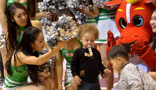 比斯利愛子賣萌受籃球?qū)氊悮g迎