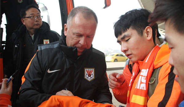 魯能出征廣東冬訓(xùn) 球迷熱情送別 魯能出征廣東冬訓(xùn) 球迷熱情送別