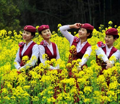 美麗高姐踏青賞花 靚麗身姿起舞如畫