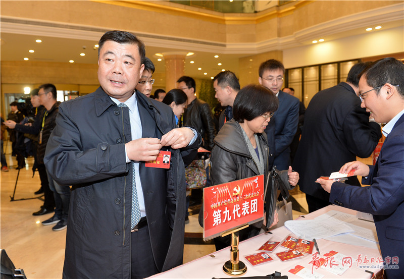 参加市第十二次党代会的代表陆续报到