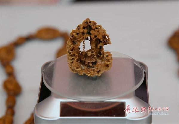 图为核桃雕刻作品《荡秋千》.