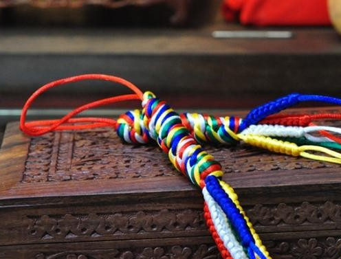 端午將至 五彩繩飛