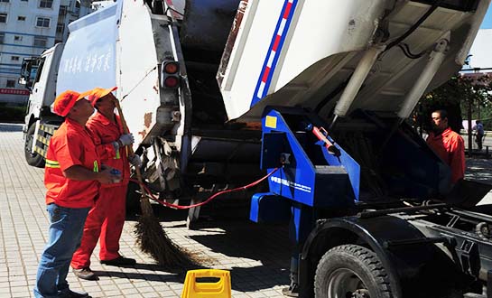 創(chuàng)新環(huán)衛(wèi)工作法  崔冬妮/攝