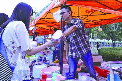 高校開學(xué)催火校園地攤一上午能賺200元