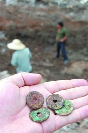 工地探測(cè)意外發(fā)現(xiàn)清代古墓出土古錢古尸