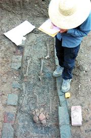 工地探測(cè)意外發(fā)現(xiàn)清代古墓出土古錢古尸