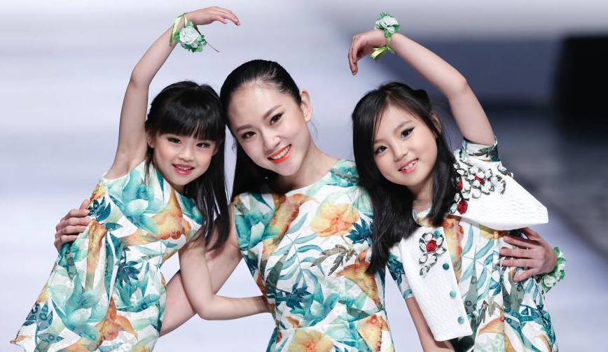 青島時(shí)裝周萌娃閃亮登T臺(tái)