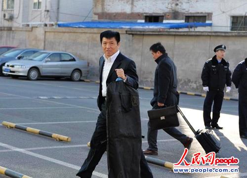 庭審當(dāng)日，李某某辯護律師張起淮匆匆趕到北京市一中院 人民網(wǎng)記者 翁奇羽攝