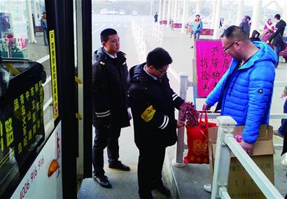 坐公交也要安檢:鞭炮火機油等禁上公交車
